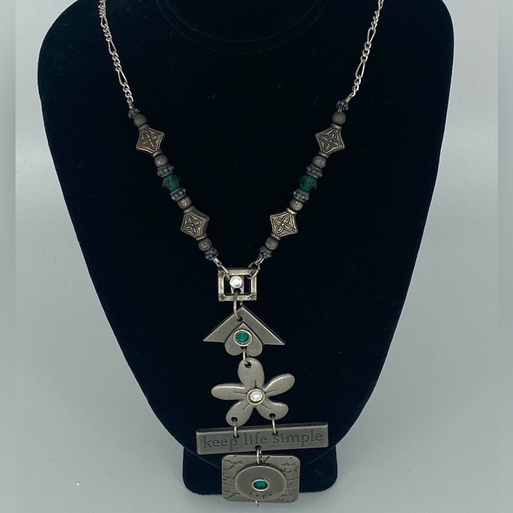 Keep it simple necklace with green accent